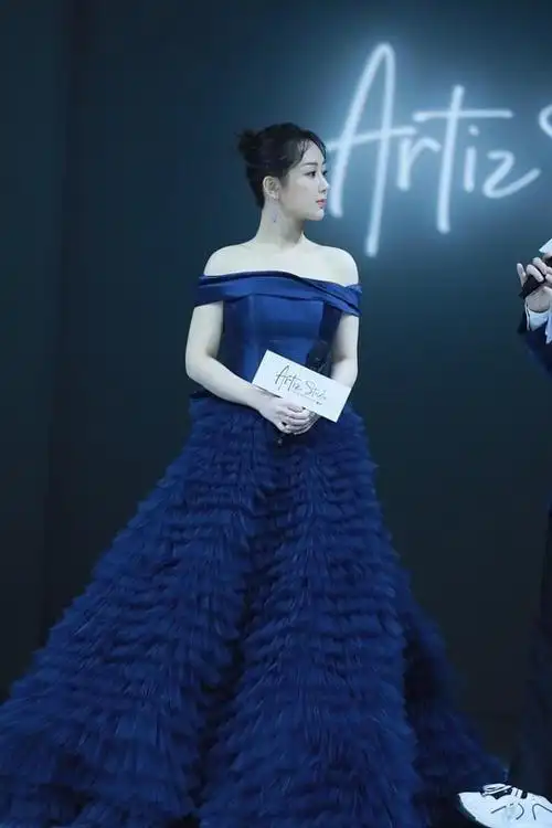 黑色紧身中长裙