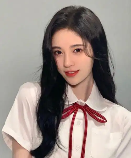 就可以通过化妆去改善面部扁平的问题,这一点就可以从鞠婧祎身上学习