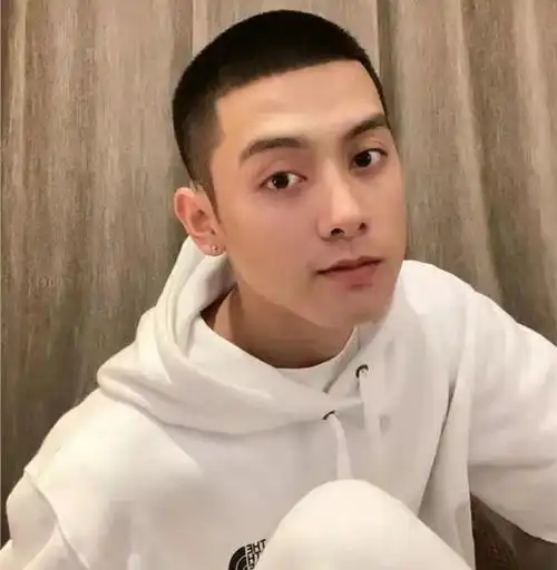 脸大又圆的男生适合什么发型(脸圆头大的男生适合什么发型)-天晟网