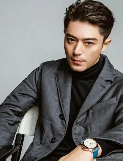 霍建华台北街头喝咖啡被偶遇身材很瘦脸还是帅的