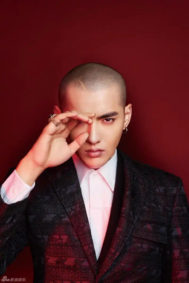 组图:吴亦凡光头大片曝光 野性不羁冷峻霸气