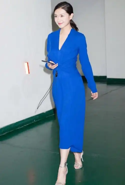 万茜一袭蓝裙尽显女人味脚上的纹身实力抢镜气质不输高圆圆