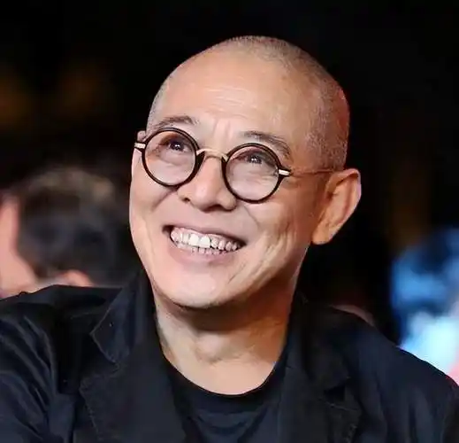 武打巨星李连杰公开亮相,身材消瘦面部衰老,就像是年迈的老爷爷_腾讯