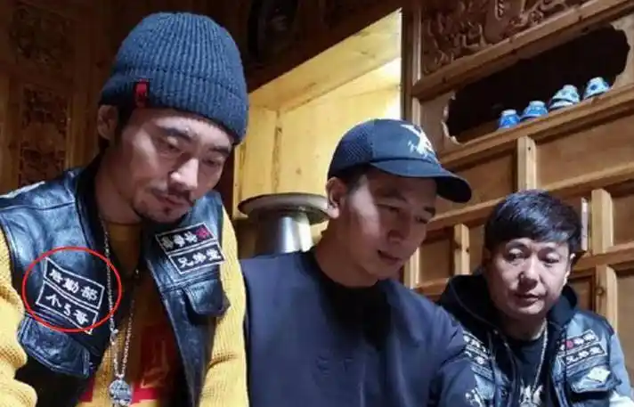 "兄弟堂"堂主真容被扒,戴眼镜吃雪茄,创始人曾与林生斌喝酒_越野车