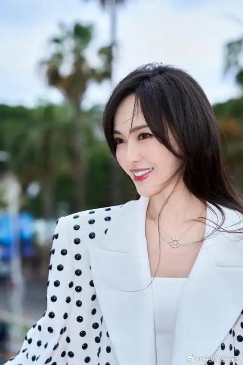 唐嫣简约黑波点外套##唐嫣南法大气明媚妆