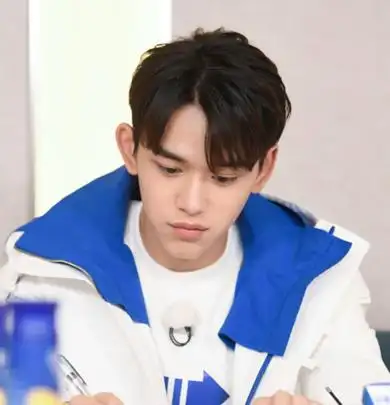 跑男lucas黄旭熙发型叫什么黄旭熙同款发型怎么弄