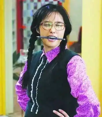 ▼自行感受瓶底眼镜 钢铁牙套 麻花辫蓬头垢面的"丑女"林无敌还有那年