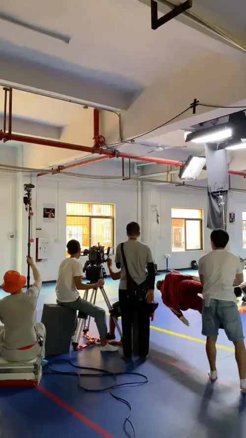 剧组拍戏现场,这是个狠角色,开挂空中飞人