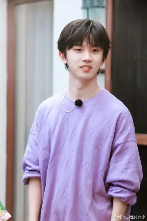 马嘉祺穿应援色卫衣