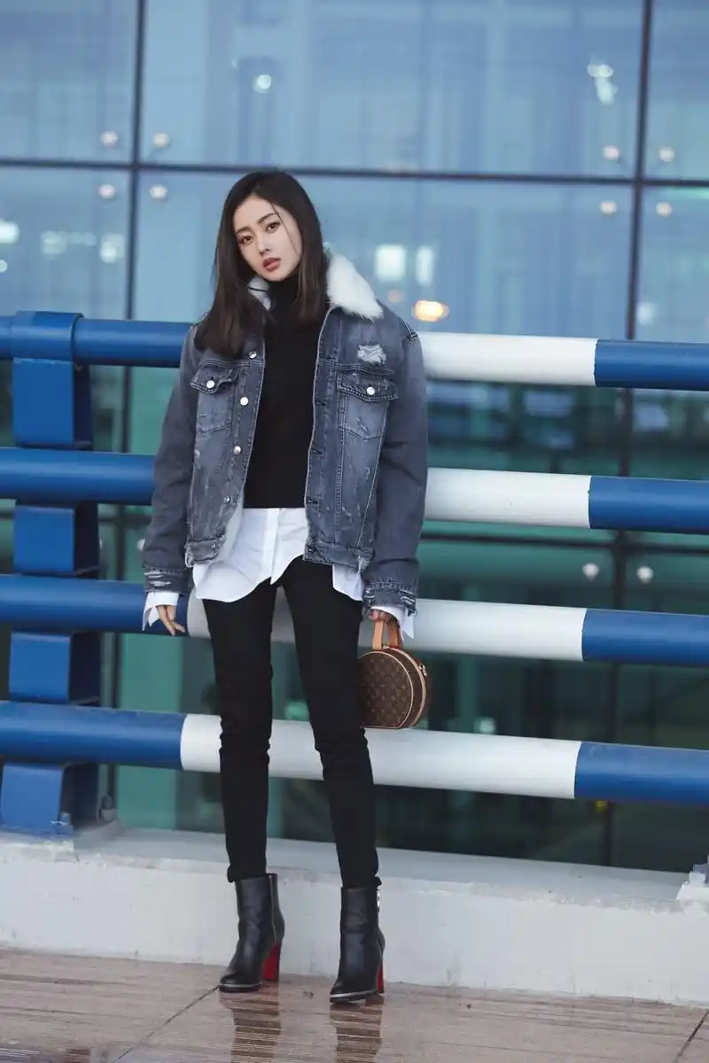 张天爱酷帅风现身机场 轻装上阵简约范十足