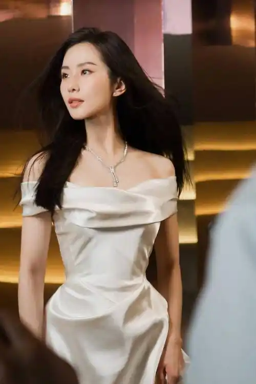 刘诗诗穿一字肩长裙秀事业线,腰肢纤细皮肤白皙,精致锁骨太吸睛?