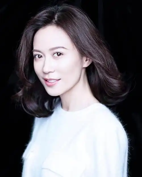 演员俞飞鸿:与王朔传绯闻,窦文涛陪伴她20年,为何52岁仍未婚