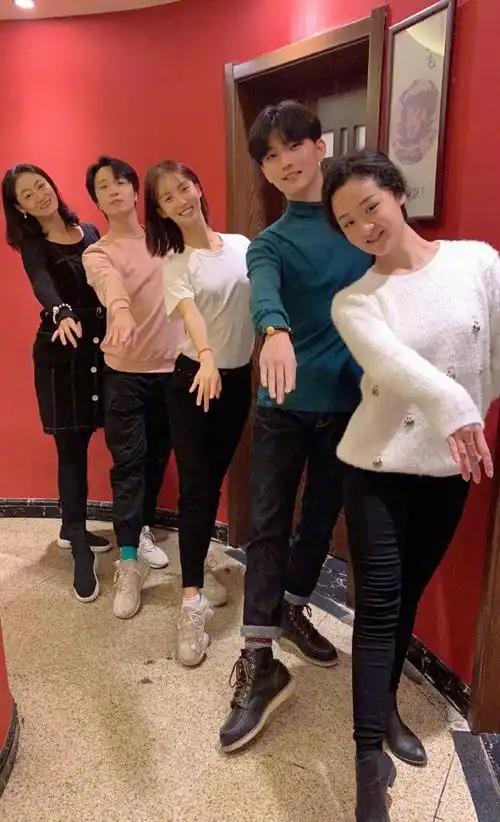 金晨晒与中专同学聚会照,手舞足蹈满屏大长腿抢镜