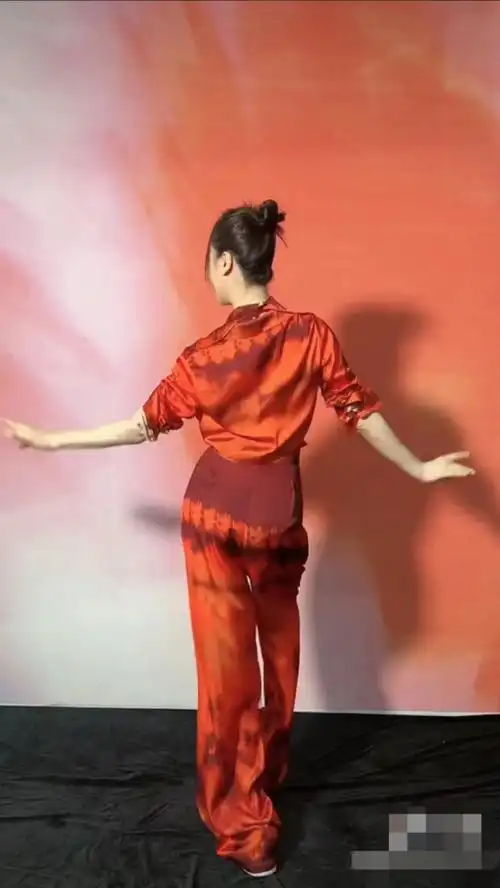 左小青扭腰摆胯跳舞庆生被赞魔鬼身材仙女容貌与富豪离婚1年生活惬意