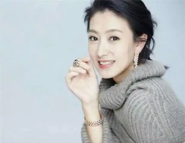 2006年,斓曦在中央戏剧学院表演系表现突出,顺利毕业.