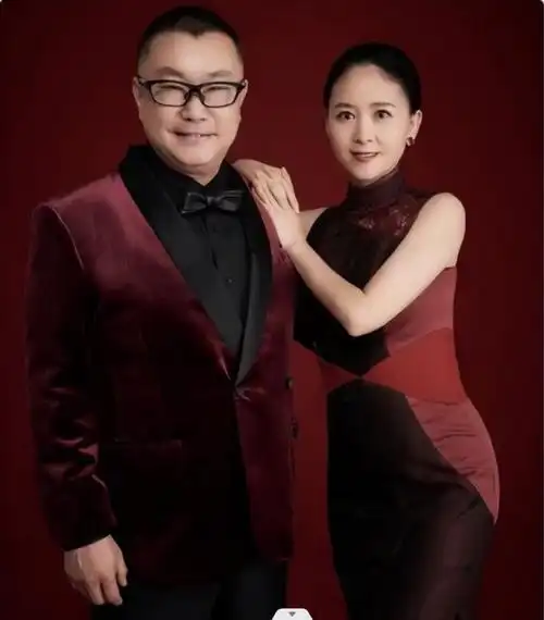 尹相杰嗓音独特,和小16岁的郭永美官宣结婚后,他也有意将妻子带入娱乐