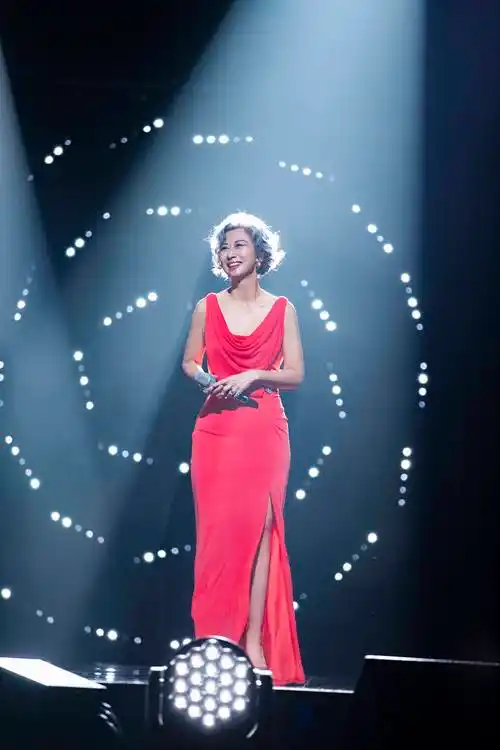 声生不息港乐季曝舞台照叶蒨文红裙抢镜杨千嬅身着蛋糕裙