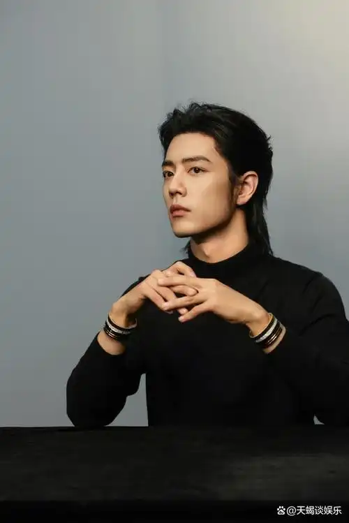 肖战长发造型惊艳亮相优雅气质再掀粉丝热议