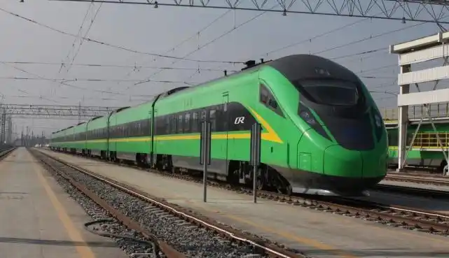 图为绿色的中国高速铁路列车在中国已经建造了那么多高铁,高铁线路