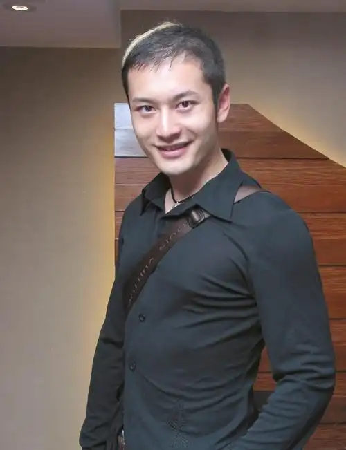 黄晓明外貌进化更靓仔新造型自拍浓发大眼尖下巴