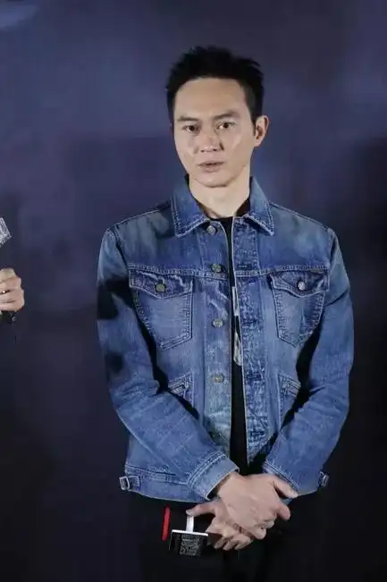 胡杏儿和张智霖亮相北京活动时尚搭配展现大牌范儿