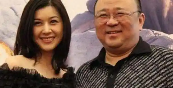 胖子梁冠华演神探狄仁杰走红娶了漂亮女导演如今婚姻幸福