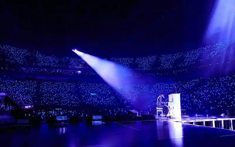 【王俊凯】 "冷暖一响,闪亮登场" | 等一场演唱会,共赴一片蓝海_哔哩