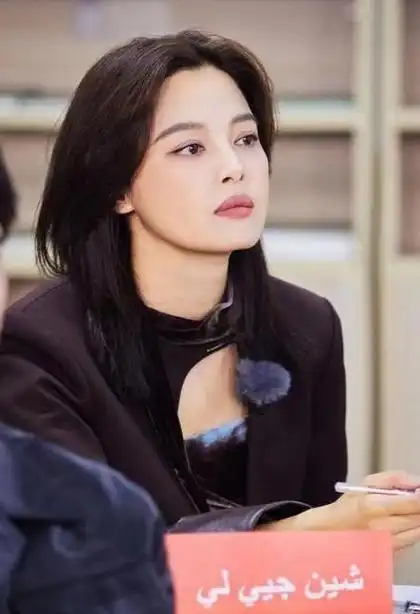 辛芷蕾想必大家都不陌生,前几年火遍网络的辛芷蕾发型,很多网友都想