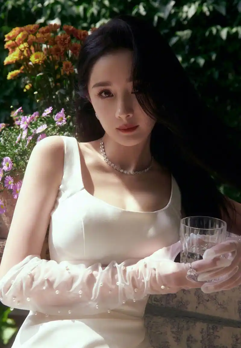 杨幂,白色高开叉礼裙搭配手套,美得好高级呀!