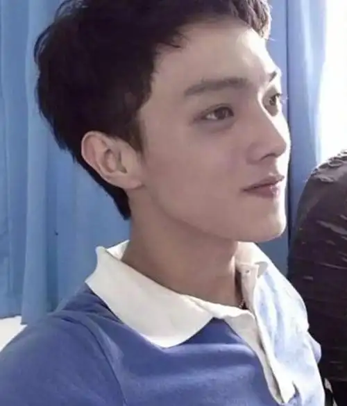 看了许凯学生时的青涩照片终于明白他现在为啥能大红大紫了