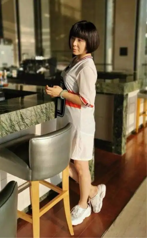 原创歌手陈红老的好快,没有修图的脸太真实了,跟老年人没区别!