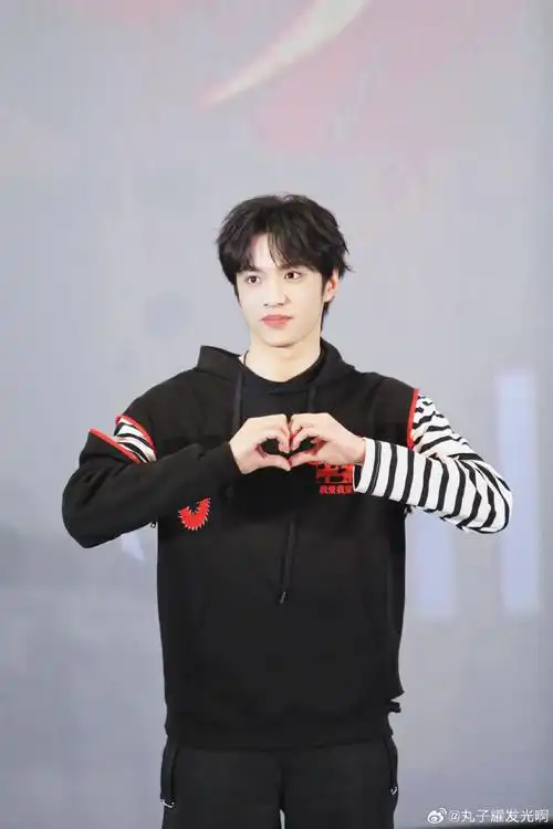 刘耀文超话努力学习拍摄出图ing…91 2024.02.