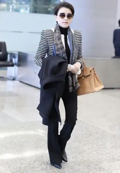 杨澜会打扮才有气质,走机场穿红毛衣灰西装,全身都贵但没有贵气|牛仔