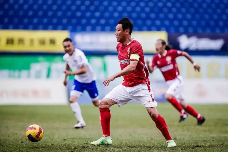 中国传承足球明星联赛落幕 北京老男孩夺冠高峰荣膺最佳射手_明星队