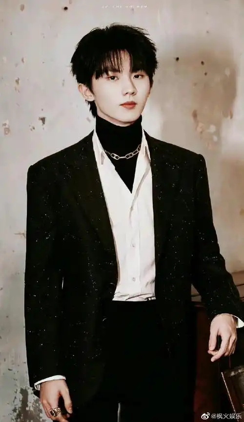 马嘉祺黑色西装随拍