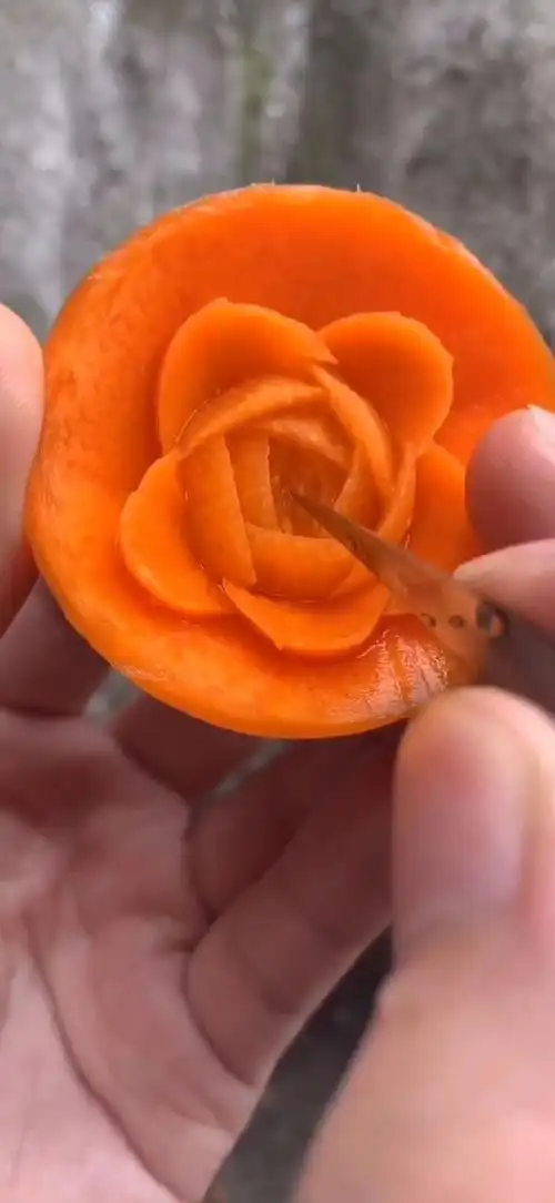 这就是所谓的手艺人,用胡萝卜也可以雕刻出一朵花