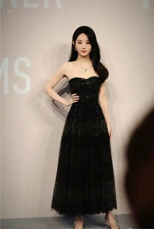 赵丽颖齐胸黑色连衣裙时尚写真