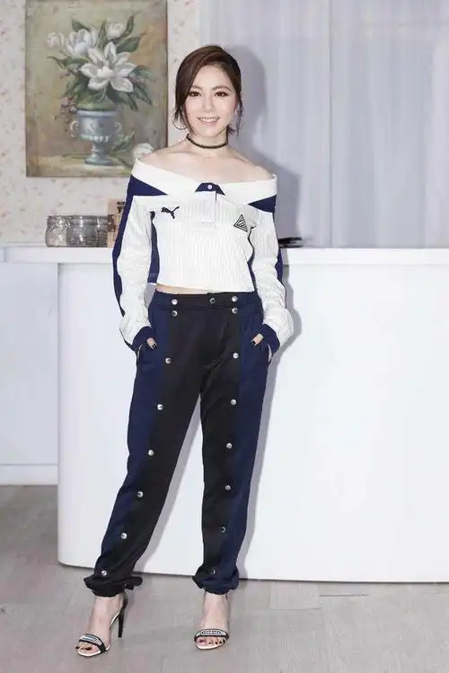 邓紫棋才是"小个子超模",穿白t恤配牛仔连体裤,以为她有170高