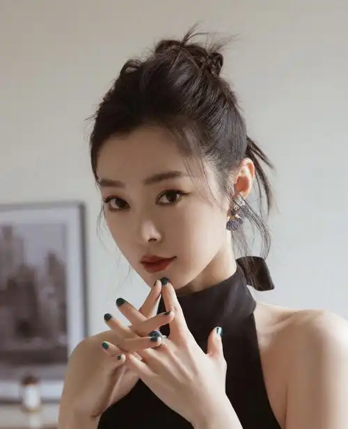 宋轶黑色瘦身连衣裙写真,灵动优雅,娇俏可人!__财经头条