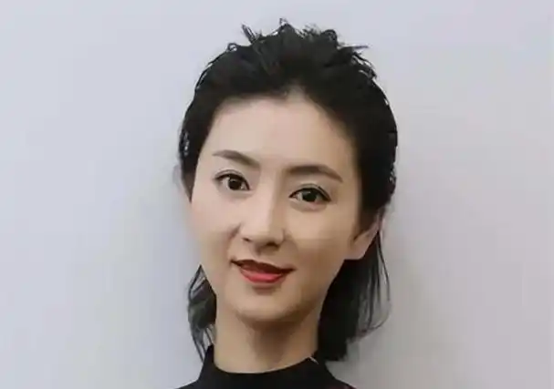 她和唐嫣同班同学,最火时嫁颜值普通歌手,平凡夫妻11年,超幸福