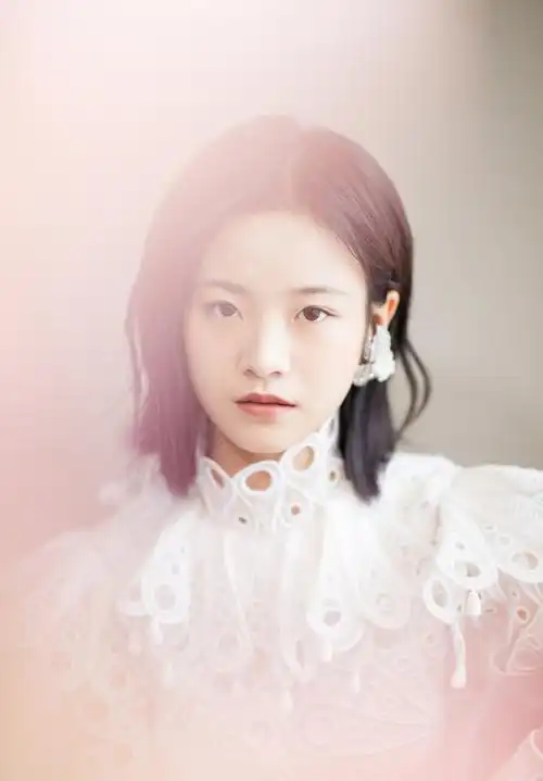 简介:李庚希甜美连衣裙性感写真,分享一组李庚希图片