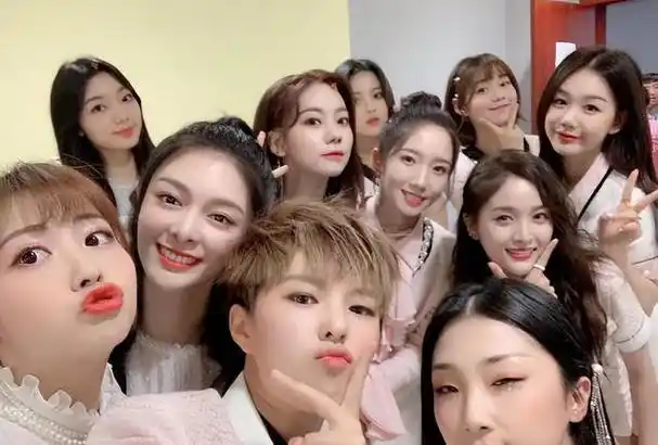 初中学历,"唱歌跑调","流量小花"杨超越是怎么走红的?