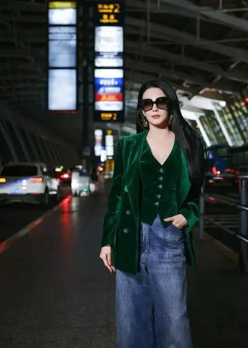 张雨绮写真大赏,绿色丝绒西装展现蜜桃身材,网友惊叹:就这样征服了我