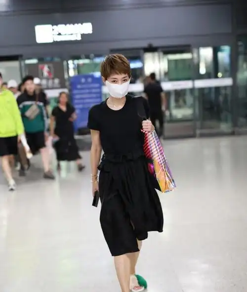 女演员马伊琍现身机场,穿缎面裙脚踏粉绿拼色毛绒拖鞋,低调休闲