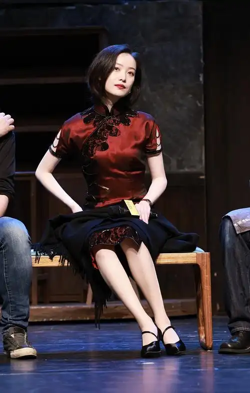 倪妮话剧造型 穿旗袍眼波流转尽显风情