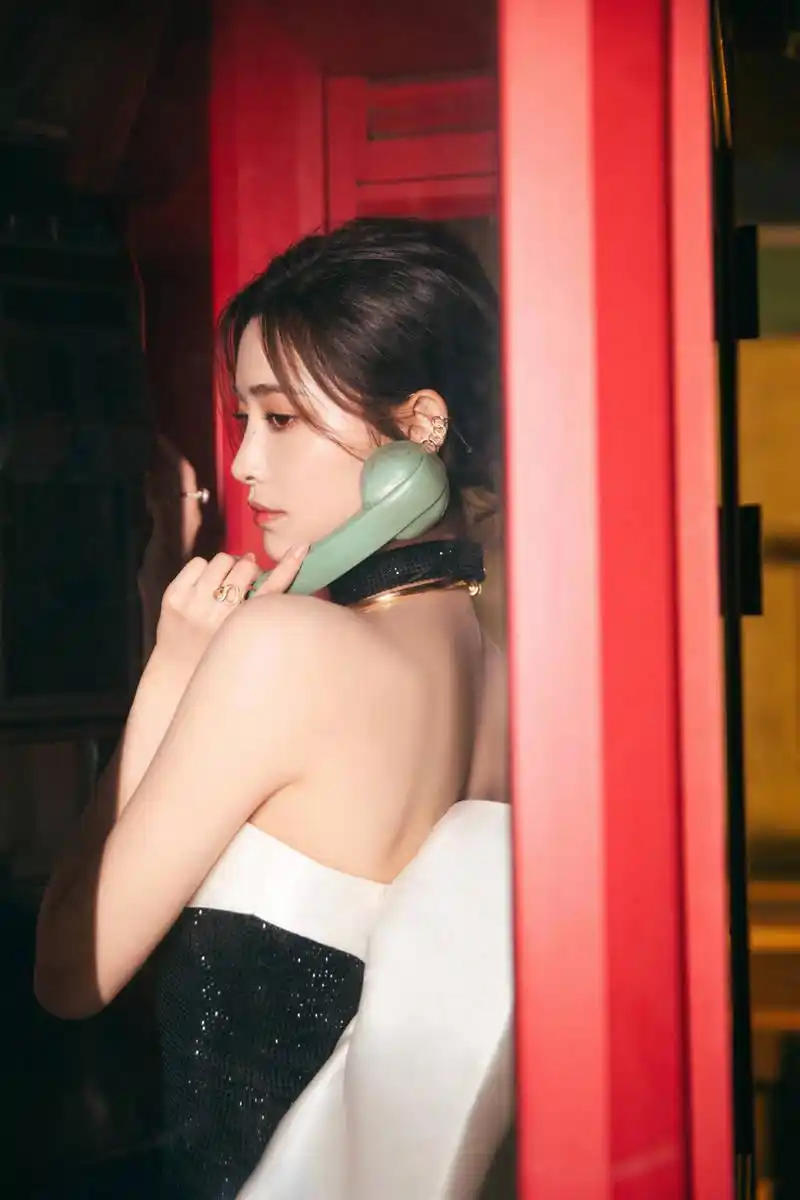 许佳琪身穿一袭优雅蝴蝶结礼服长裙,展现曼妙身姿曲线,定格绝美瞬间