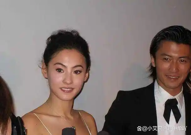 张柏芝大儿子私生活混乱恋上46岁女教练一起出行买生活用品