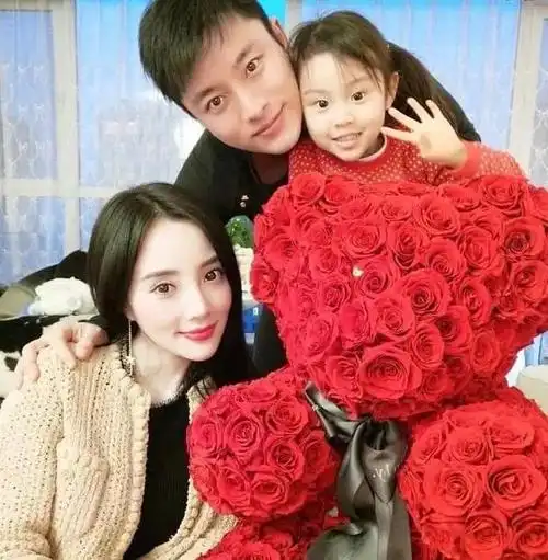 十月孕育,李小璐即将迎来新生命的降临,贾乃亮始终守护在侧,细心呵护.