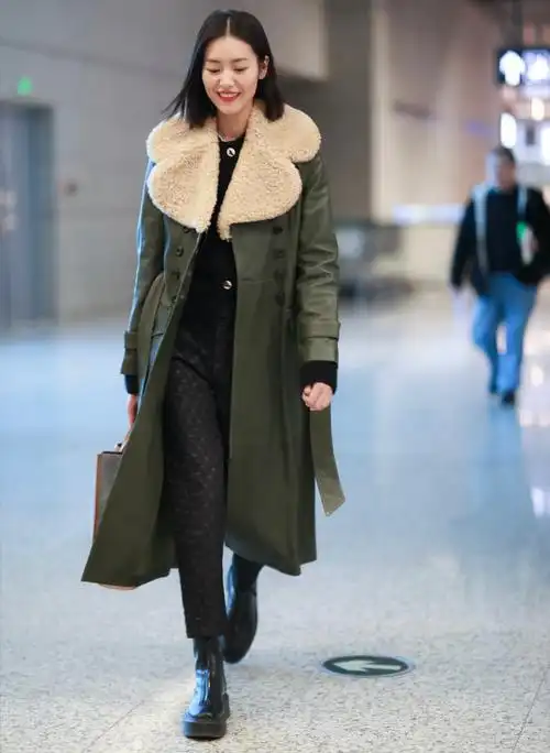 刘雯成levis代言人,穿超短t恤拍时尚大片,这"蚂蚁腰"真够细