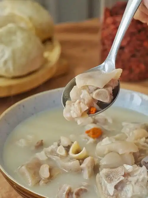 猪脚浸泡,洗净,焯水,大火煮开后中小火炖煮3个小时以上,云豆泡发去皮